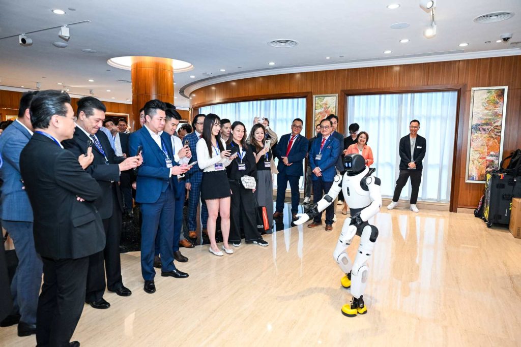 金安智能机器人亮相金融峰会,AI 科技点亮行业交流 b90ddb6fae048e54f9a471a3c2f3955a